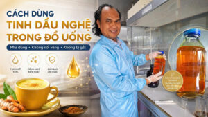 Phòng lab nghiên cứu tinh dầu nghệ, chai tinh dầu nghệ màu vàng cam và ly đồ uống nghệ minh họa cách dùng tinh dầu nghệ trong đồ uống đúng cách.